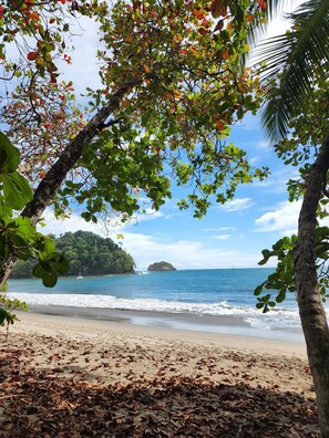 Beach nearby, sun-loungers, beach towels