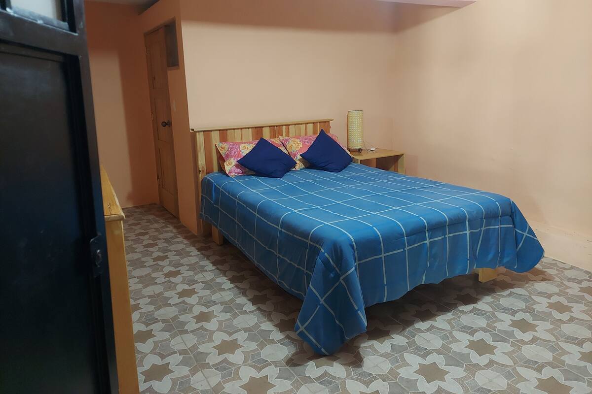 Habitación tradicional | Caja de seguridad en la habitación, wifi gratis y ropa de cama