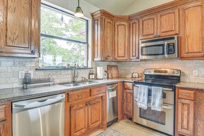 Fridge, microwave, stovetop, dishwasher