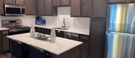 Microondas, lavavajillas y utensilios de cocina