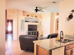 Smart TV - Relaxing 3 Bedroom Pool Home (Tampa)