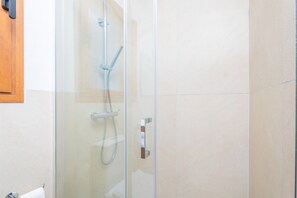 Een douche, een haardroger, handdoeken