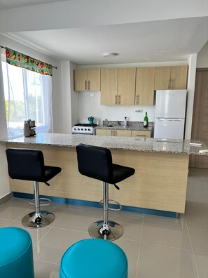 Kühlschrank, Ofen, Herdplatte, Wasserkocher mit Kaffee-/Teezubehör