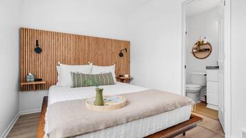 3 slaapkamers, een bureau, een strijkplank/strijkijzer, reisbedje