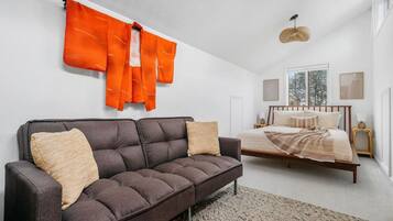 3 bedrooms, desk, iron/ironing board, travel crib