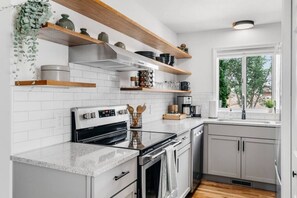 Kühlschrank, Mikrowelle, Ofen, Herdplatte