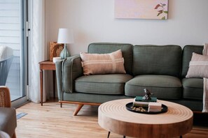 Smart TV, books, stereo - Japandi 3BD Townhome Downtown Beach Wineries (Traverse City)