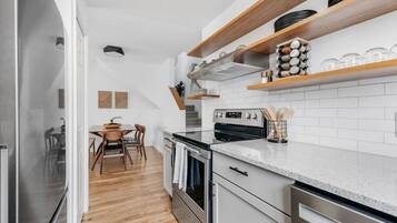 Een koelkast, een magnetron, een oven, een kookplaat