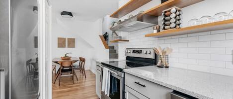 Réfrigérateur, four à micro-ondes, un four, surface de cuisson