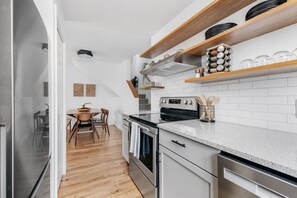 冷蔵庫、電子レンジ、オーブン、コンロ