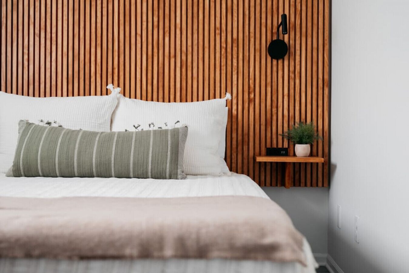 3 habitaciones, escritorio y tabla de planchar con plancha 