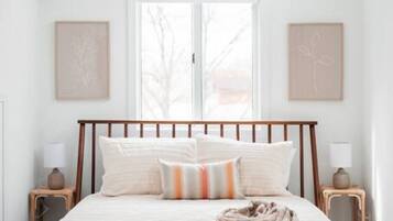 3 bedrooms, desk, iron/ironing board, travel crib