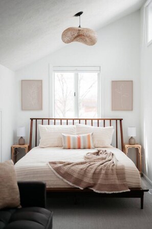 3 bedrooms, desk, iron/ironing board, travel cot - Japandi 3BD Townhome Downtown Beach Wineries (Traverse City)
