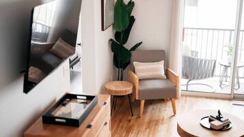Smart TV, books, stereo