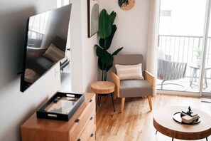 Una Smart TV, libros, un reproductor estéreo