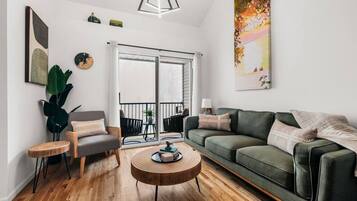 Smart TV, books, stereo