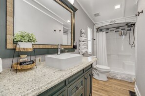 Bathtub, hair dryer, towels, soap - Water Front Lake Cabin Pet Friendly and FREE Paddle Boat and Kayaks! (Mabank)