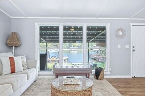 Smart TV - Water Front Lake Cabin Pet Friendly and FREE Paddle Boat and Kayaks! (Mabank)