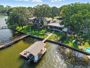 Exterior - Water Front Lake Cabin Pet Friendly and FREE Paddle Boat and Kayaks! (Mabank)