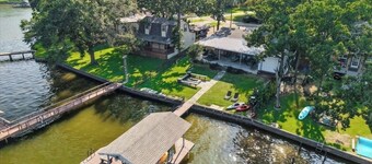Water Front Lake Cabin Pet Friendly and FREE Paddle Boat and Kayaks!