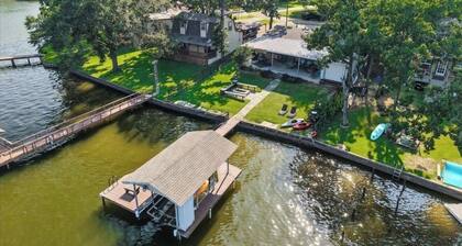 Water Front Lake Cabin Pet Friendly and FREE Paddle Boat and Kayaks!