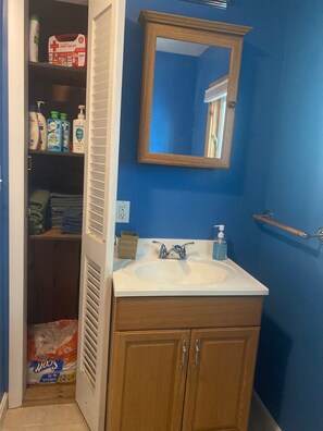 Douche, serviettes fournies, savon, shampooing