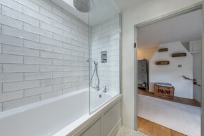 Regendusche, Haartrockner, Handtücher