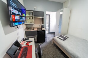 Iron/ironing board, WiFi, bed sheets - Spacious studio near city centre! (Birmingham)