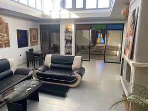 المنشأة من الداخل