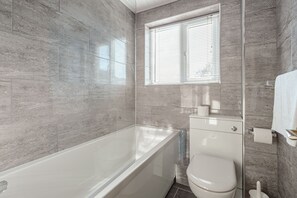 Duschwanne, Haartrockner, Handtücher