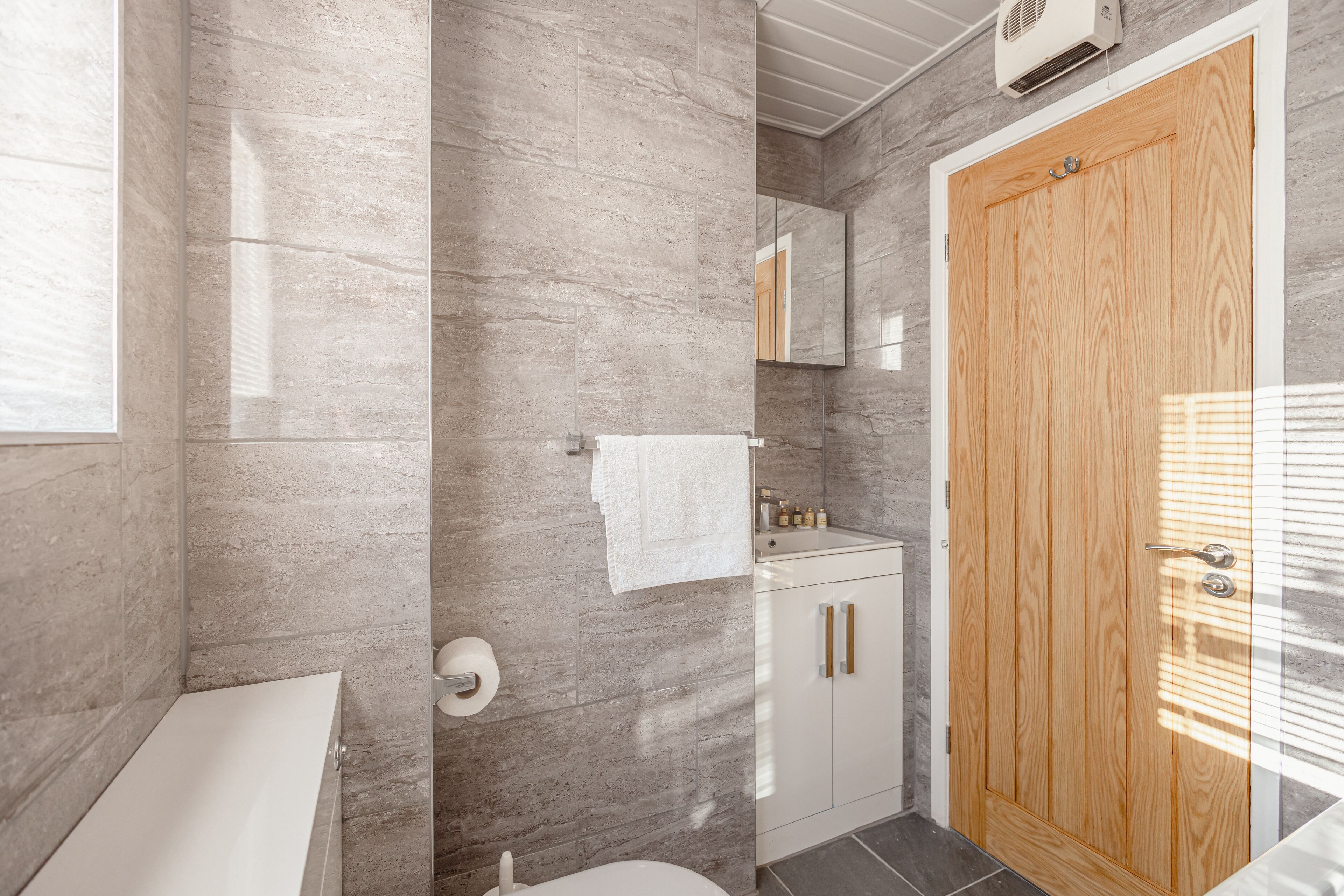 Combined shower/tub, hair dryer, towels
