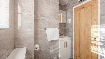 Combined shower/tub, hair dryer, towels