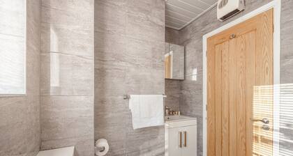 Luxury 2 Bed Room Lake View Apt Bowness Parking