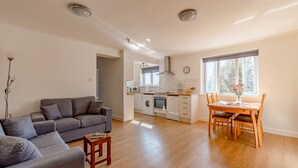 Un apartamento moderno con sala de estar, cocina y comedor.