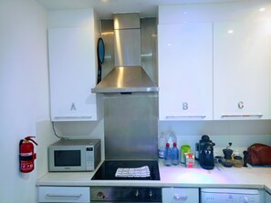 Fridge, microwave, oven, dishwasher - Gorgeous Flat in Central London, Opposite Liverpool Street Station  (London)