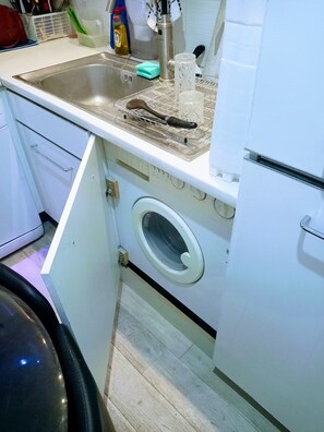 Fridge, microwave, oven, dishwasher - Gorgeous Flat in Central London, Opposite Liverpool Street Station  (London)