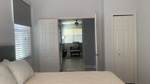 4 chambres, bureau, fer et planche à repasser, lit parapluie