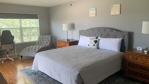 4 habitaciones, escritorio y tabla de planchar con plancha 