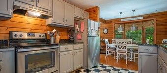 Cabin in the Woods 3 minutes from Rumbling Bald Resort @ Lake Lure