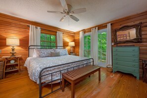 2 bedrooms, desk, free WiFi, bed sheets