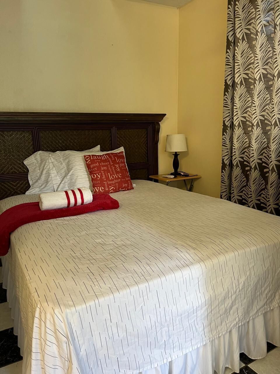 1 bedroom, desk, WiFi (free)