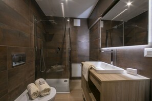 Douche, séchoir à cheveux, bidet, serviettes fournies