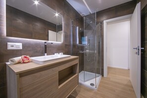 Dusche, Haartrockner, Bidet, Handtücher
