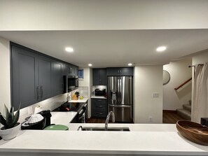 Een koelkast, een magnetron, een oven, een kookplaat