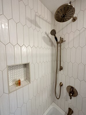 Duschwanne, Haartrockner, Bidet, Handtücher