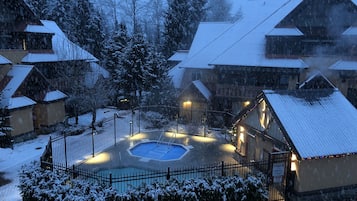 Een buitenzwembad, een verwarmd zwembad