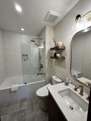 Bañera con ducha, secador de pelo, bidet, toallas