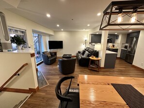 Een smart-tv en een open haard