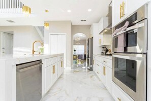 Frigorifero, microonde, forno, piano cottura