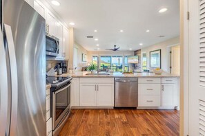 Refrigerador, microondas, horno y parrilla de estufa 